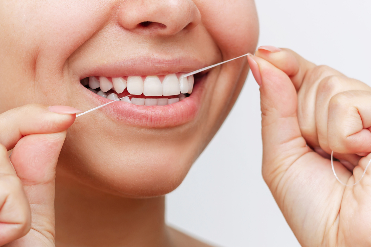 Stomatolozi preporučuju korištenje zubne svile
